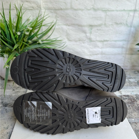 UGG GREY LACE UP BOOTIES SIZE 8 New - Picture 4 of 4